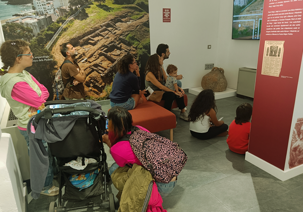 Fam�lies visitant el Centre d'Interpretaci�