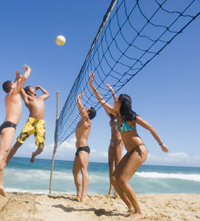 Los mejores deportes para practicar en la playa durante el verano